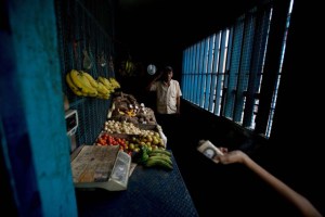 Venezolanos sacrifican todo para llevar alimentos a sus hogares