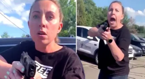 Apuntó a madre e hija con una pistola por un incidente en un estacionamiento (VIDEO)