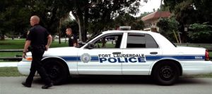 Policía de Fort Lauderdale investigan a sospechosos distribuidores de droga en la zona