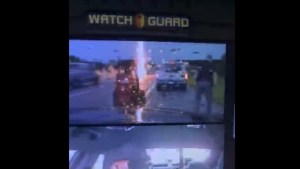 ¡Por poco! Un rayo casi golpea a un policía de tráfico mientras ayudaba a un conductor (VIDEO)