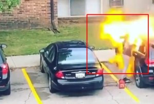 EL KARMA: Le prendió candela al carro de su novio en venganza… ¡Y le estalló en la cara! (VIDEO)
