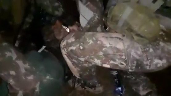 EN VIDEO: Militares brasileños se llevan a dos GNB que fueron amarrados y amordazados por pemones