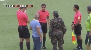Árbitro suspendió partido de fútbol tras enterarse que dentro del campo habían jugadores con coronavirus (VIDEO)