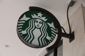 Arrestaron a empleado de Starbucks en Nueva Jersey por escupir bebidas de policías