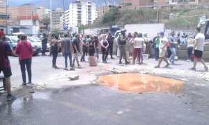 EN FOTOS: Trancaron la Francisco de Miranda frente a Campo Rico este #27Jul por falta de agua