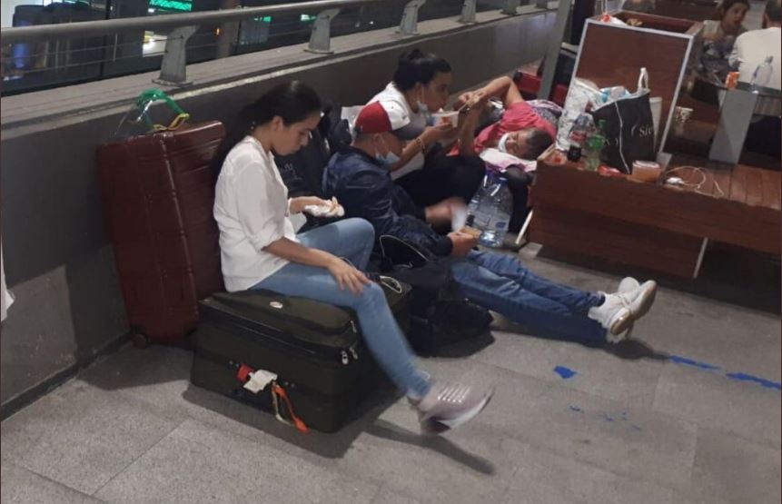 Venezolanos varados durmieron a la intemperie en el aeropuerto de Barajas (Fotos y Video)