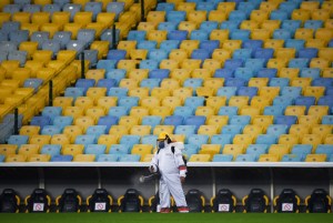 Toser de forma deliberada en un partido de futbol será sancionable con la expulsión