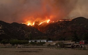 Bomberos de California batallan con un incendio al este de Los Ángeles