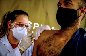 Brasil sumó poco más de mil muertes por Covid-19 mientras refuerza la inmunización