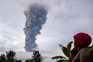 Volcán en Indonesia expulsa columna de ceniza y humo de mil metros de altura (VIDEO)