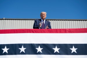 Trump se presenta como el baluarte del sueño americano frente al caos