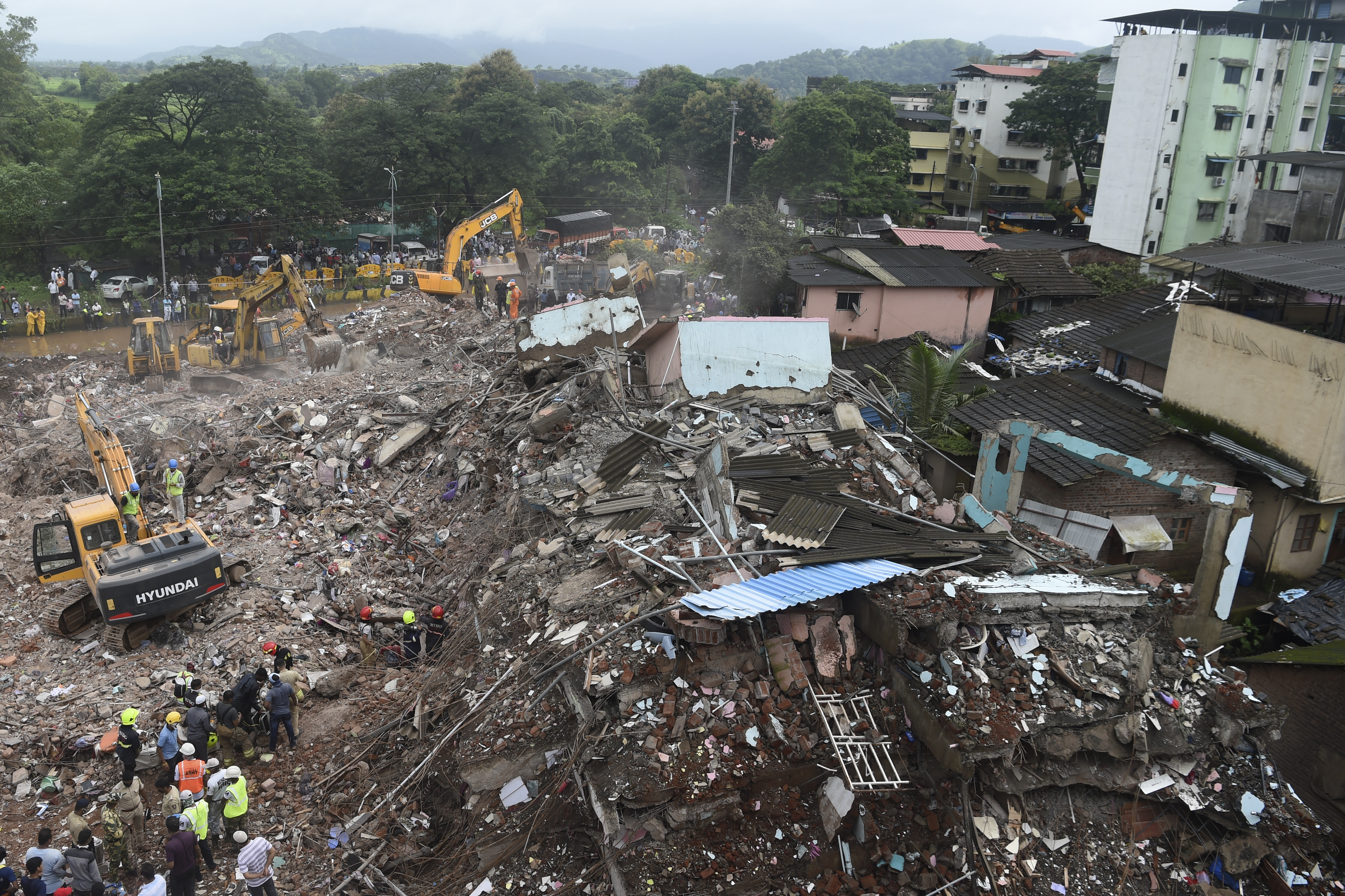 Al menos cinco muertos y 15 desaparecidos tras derrumbarse un edificio en India