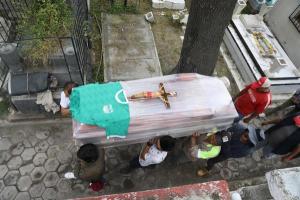 En FOTOS: El cementerio donde mexicanos entierran a sus muertos con sus propias manos