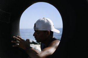 Venezolanos desafían el mar abierto en tripas de caucho, pescando para sobrevivir (Fotos)
