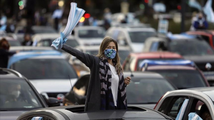 Protesta opositora en Argentina desafía la cuarentena pese a récord de contagios