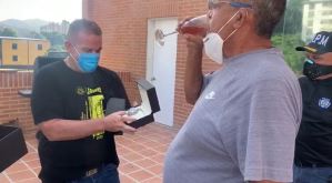 Entre tragos y regalando relojes de lujo celebra García Carneiro superar el coronavirus (VIDEO)