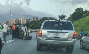 Fuerte volcamiento tras colisión entre dos camionetas en la autopista Prados del Este (FOTOS) #29Ago