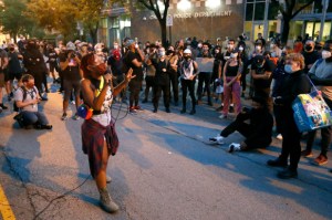 Un organizador del movimiento “Black Lives Matters” defendió los saqueos en Chicago