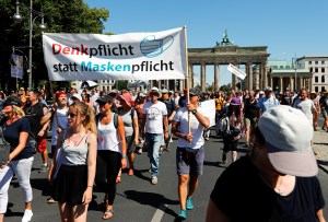 Miles de personas en Berlín protestan contra restricciones por coronavirus