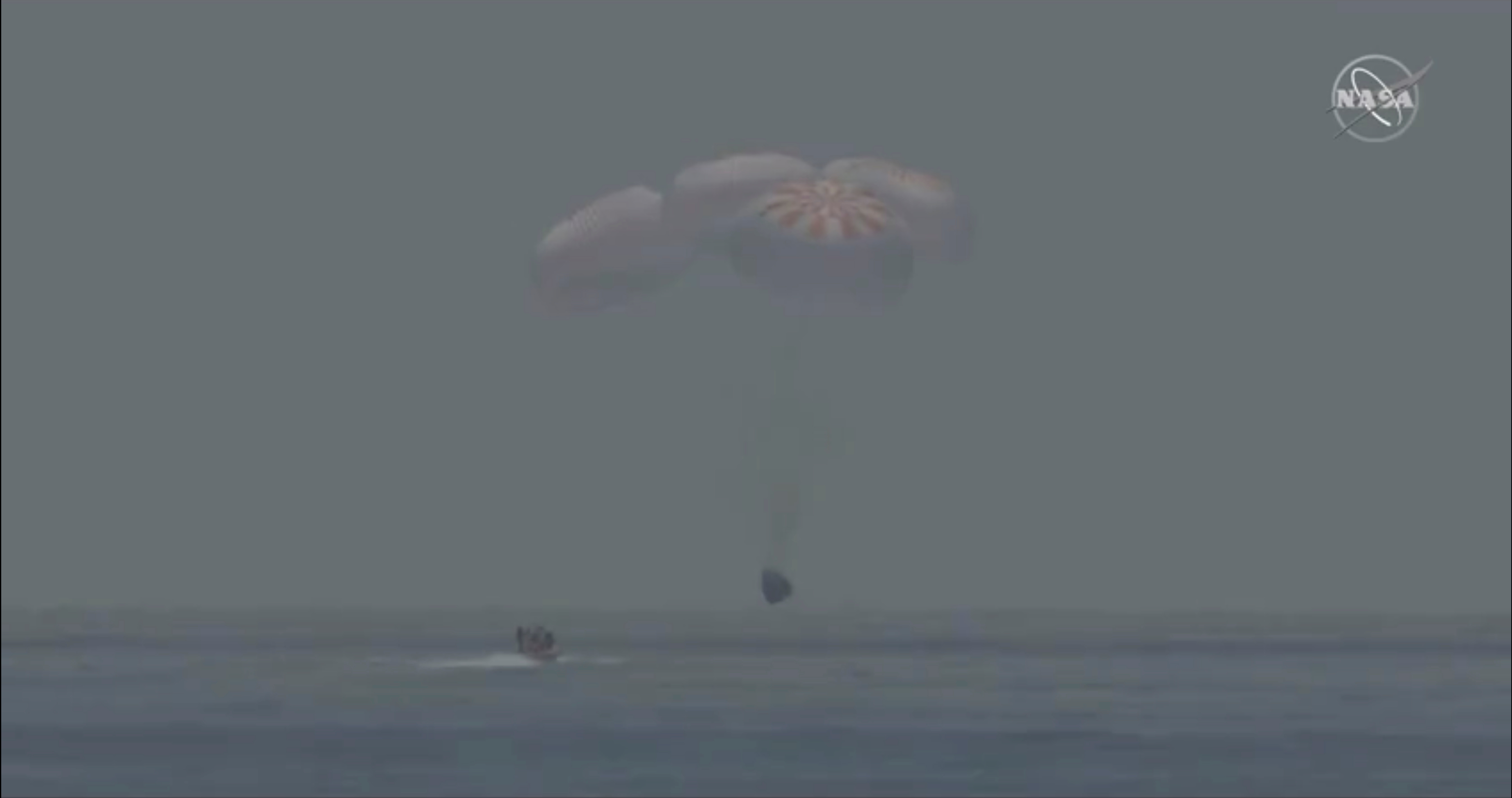 La cápsula de SpaceX Crew Dragon ameriza en el Golfo de México