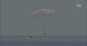 La cápsula de SpaceX Crew Dragon ameriza en el Golfo de México