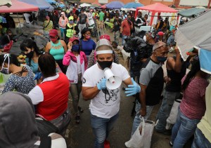 ¿Sobrevivir o evitar el Covid-19? Compradores y vendedores afrontan el riesgos en el mercado más grande de Caracas (Fotos)