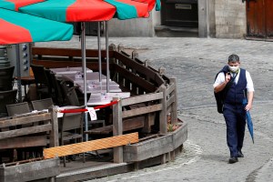 Bruselas cierra bares y cafés un mes ante explosión de casos de coronavirus