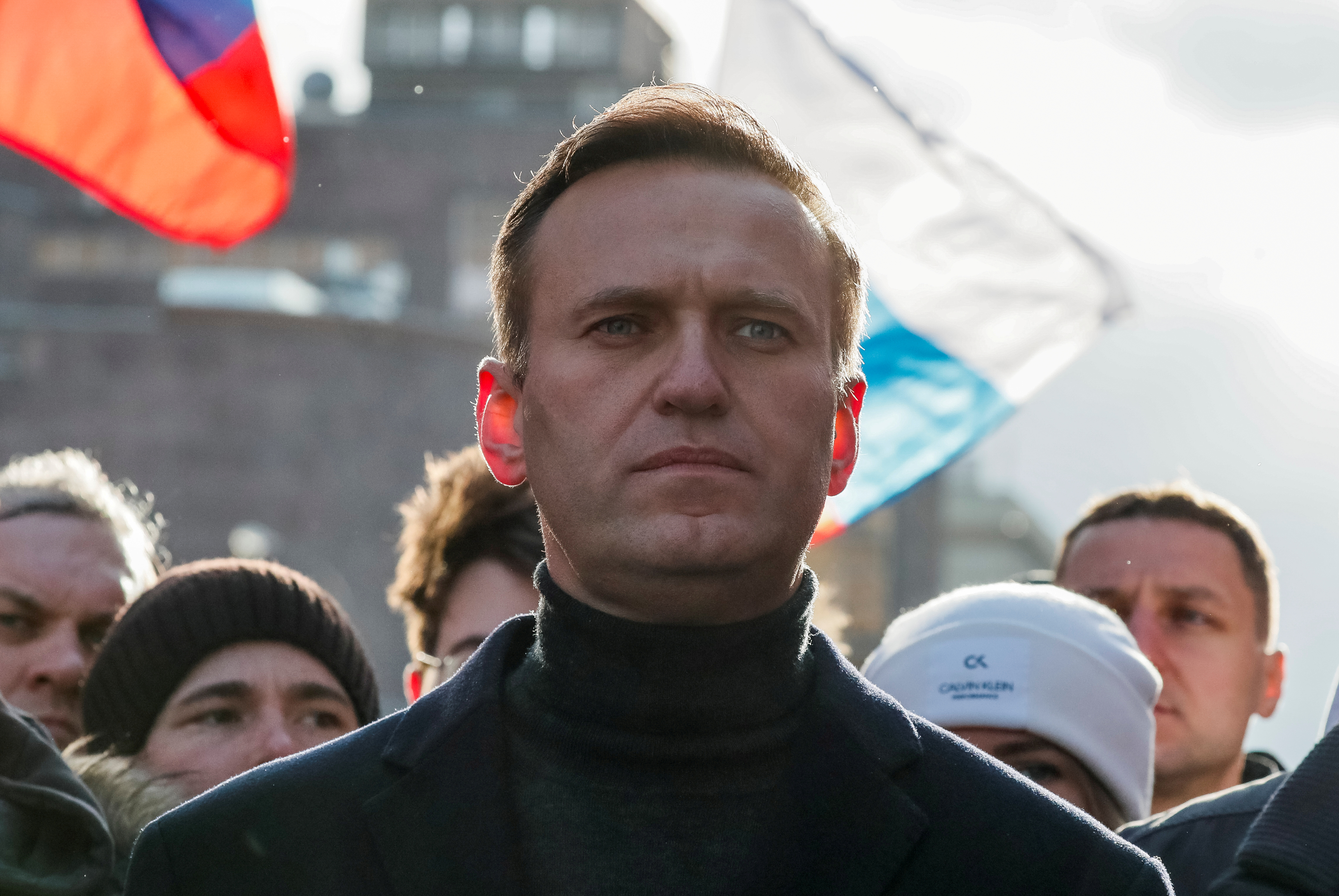 Opositor ruso Navalny sale del coma y su estado ha “mejorado”, según médicos