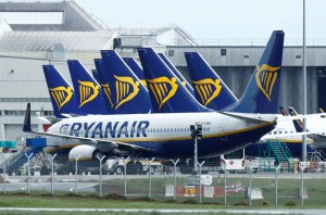 Los pilotos españoles de Ryanair aceptan recortes salariales para limitar pérdidas de empleos
