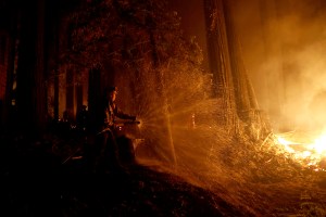 California busca ayuda mientras los incendios forestales amenazan a poblaciones