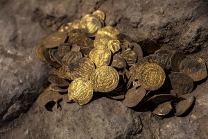 Descubren tesoro de monedas de oro de hace mil años en Israel