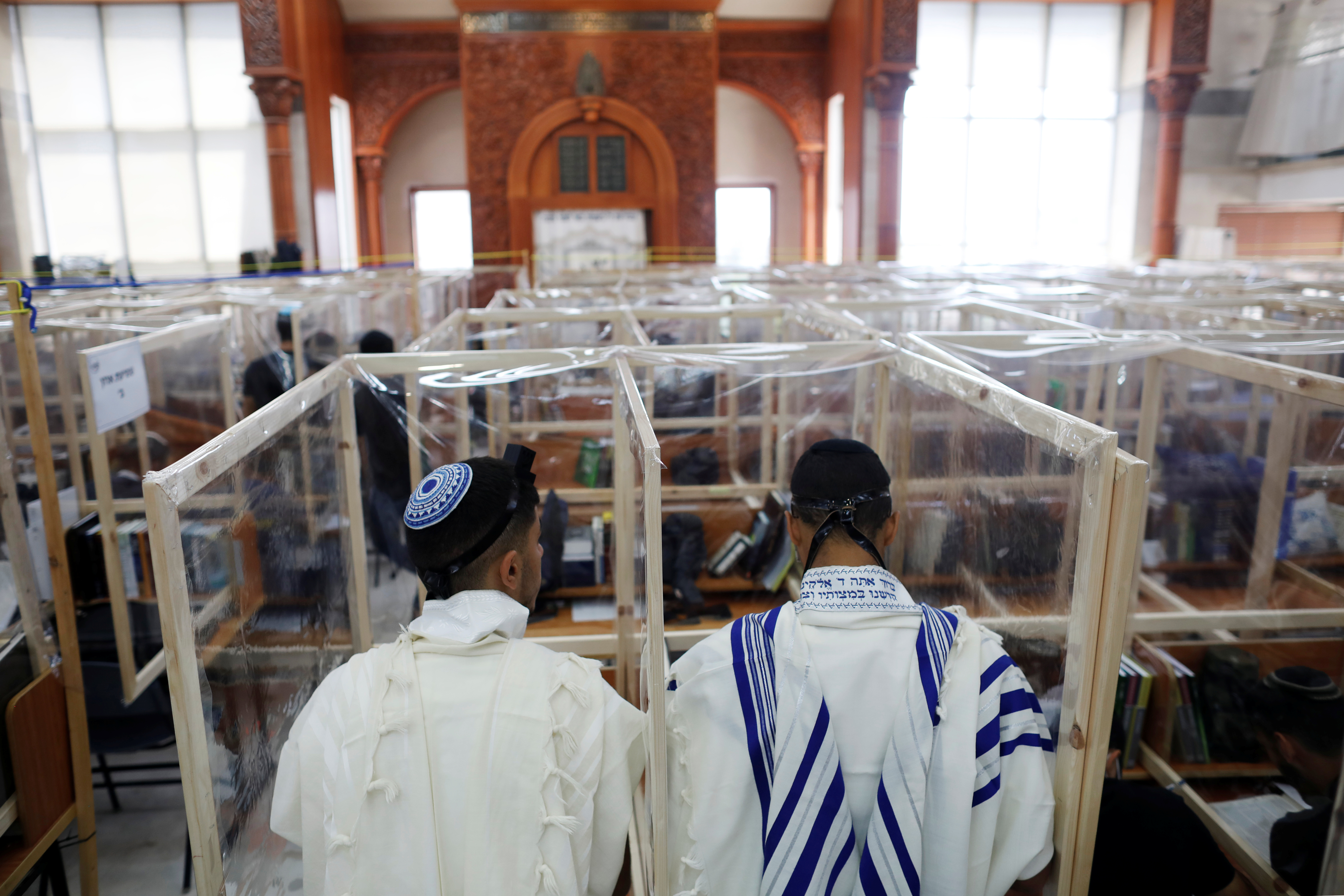 Libros sagrados en seminario israelí, resguardados entre cubículos contra el coronavirus