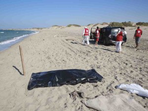 Al menos cinco cadáveres de migrantes fueron hallados en una playa de Libia; intentaban escapar hacia Europa