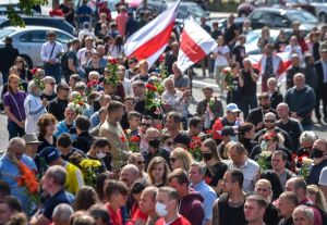 Miles de manifestantes se congregaron de nuevo este sábado para protestar contra la reelección del presidente bielorruso (Fotos)