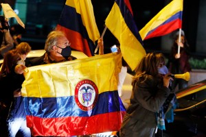 Defensores de Uribe salieron a las calles de Colombia para protestar contra su arresto domiciliario (VIDEOS)