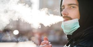 Expertos determinaron que el humo de los fumadores puede transmitir el coronavirus