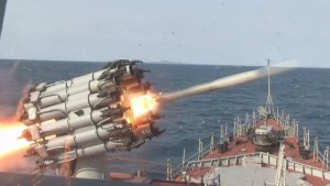 Buques de guerra rusos usan cargas de profundidad reactivas y torpedos para atacar a un submarino enemigo simulado (Video)