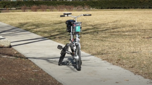 Desarrollan una bicicleta convertible que llega hasta el cliente por sí misma (Video)