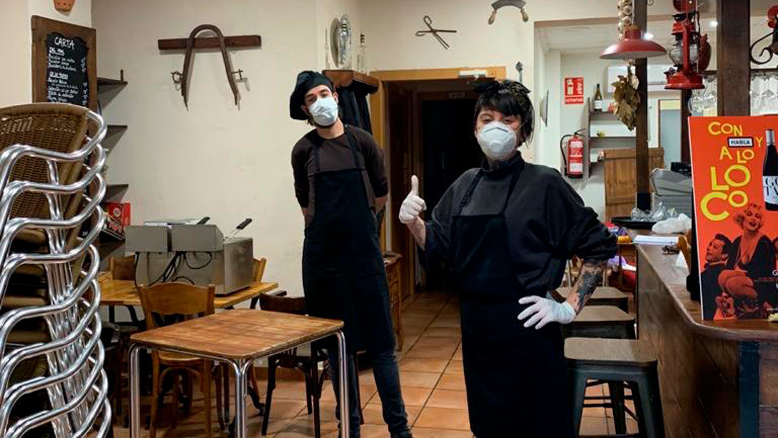 Multan a un restaurante de España por repartir comida a familias sin recursos durante el confinamiento