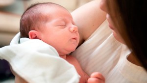 VIDEO: Bebé asombra a sus padres diciendo “hola” con solo ocho semanas de nacido
