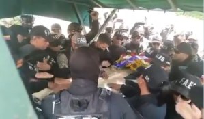 EN VIDEO: Así le rindieron tributo al oficial de las Faes que falleció en el enfrentamiento de la Cota 905