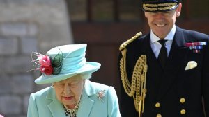 Detuvieron a un empleado de la reina Isabel II por robar una medalla en el Palacio de Buckingham