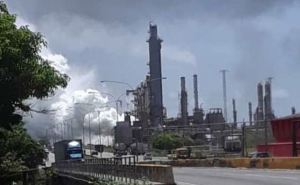 Fuerte incendio se registra en la refinería El Palito por presunta fuga de gas de alquitrán (VIDEO) #14Ago