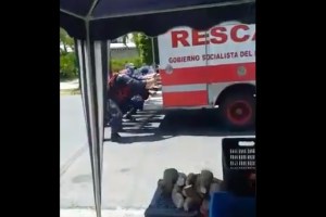 ¡Indignante! Rescatistas en Trujillo tuvieron que empujar una ambulancia por falta de gasolina (VIDEO)