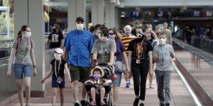 Florida busca frenar repunte de coronavirus en “puente” de fin de verano