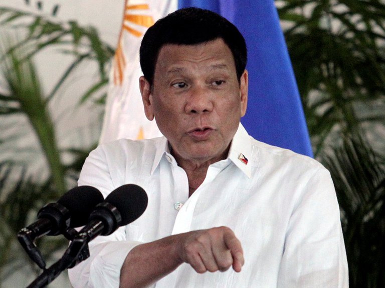 El presidente de Filipinas dio marcha atrás tras anunciar que iba a aplicarse la vacuna rusa