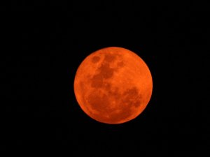 La Luna se tiñe de rojo en varios puntos de Argentina (y la causa no es precisamente buena)