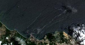 Imágenes satelitales revelan que El Palito está derramando petróleo en Golfo Triste nuevamente