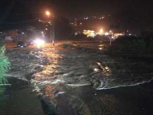 Aguaceros provocaron el desbordamiento del río San Pedro en Los Teques (FOTO)