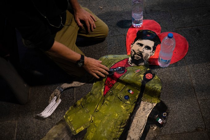 El grafitero TVBoy dibuja a Messi vestido de Che Guevara en la Plaza Cataluña (Fotos)